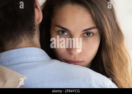 Ritratto di giovane donna abbraccio uomo sentendosi dubbioso Foto Stock