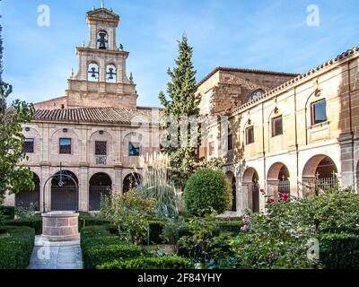 Giardino del Monastero di Santa María a Cañas, Rioja, Spagna, 18 ottobre 2009 Foto Stock