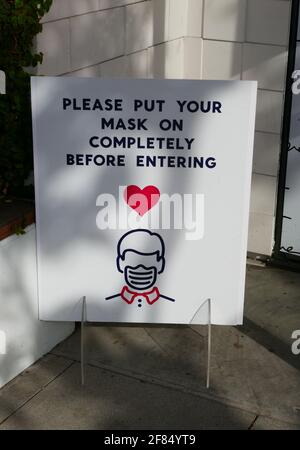 Los Angeles, California, USA 10 aprile 2021 UNA visione generale dell'atmosfera di Please mettere la maschera completamente prima di entrare Firma a Fred Segal su Sunset Blvd il 10 aprile 2021 a Los Angeles, California, USA. Foto di Barry King/Alamy Live News Foto Stock
