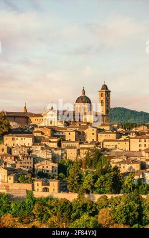 Skyline storico di Urbino nelle Marche Foto Stock