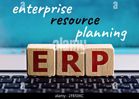 foto sul tema erp (enterprise resource planning). cubi di legno con l'abbreviazione 'erp', e l'iscrizione 'enterprise resource planning', su bl Foto Stock