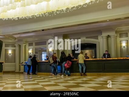 Niagara, Canada, marzo 2018 - i dipendenti della reception sono occupati a trattare con i clienti nella hall del lussuoso hotel del casinò Fallsview Foto Stock