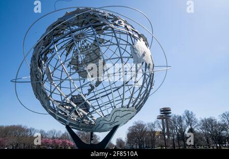 Queens, NY - 3 aprile 2021: Vista dell'Unisfero, una rappresentazione sferica in acciaio inossidabile della Terra. Progettato da Gilmore D. Clarke per il 1964 Foto Stock