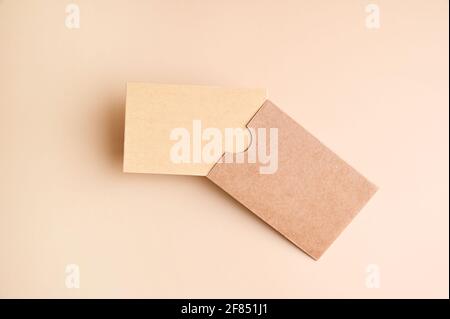 Elegante mockup di branding per la visualizzazione di opere d'arte, biglietti da visita su carta artigianale. Concetto di materiale riciclabile, produzione ecocompatibile. Vista dall'alto piatta. Foto di alta qualità Foto Stock