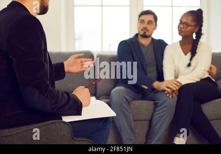 UnFocused coppia che ascolta consulente di famiglia che dà consigli per risolvere il problema Foto Stock