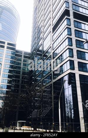 Edificio per uffici aziendali nel quartiere finanziario, moderno grattacielo nel centro citta', affari immobiliari commerciali e architettura contemporanea Foto Stock