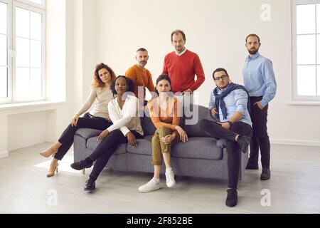 Ritratto di gruppo di uomini e donne d'affari confidenti un nuovo ufficio leggero Foto Stock