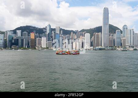 Uno Star Ferry attraversa il porto di Hong Kong, in Cina Foto Stock