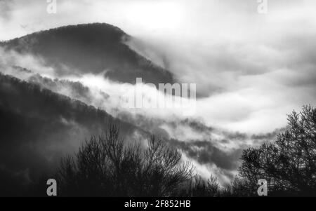 Abstract moodiness di nuvole e nebbia che girano intorno alle montagne e alle valli del Parco Nazionale di Shenandoah in inverno. Foto Stock