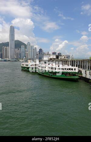 Star Ferries ormeggiato al molo dei traghetti presso il terminal Tsim sha tsui a Kowloon a Hong Kong, Cina Foto Stock