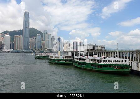 Star Ferries ormeggiato al molo dei traghetti presso il terminal Tsim sha tsui a Kowloon a Hong Kong, Cina Foto Stock