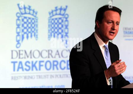 Il leader britannico del Partito conservatore David Cameron parla a una notizia Conferenza per il lancio della task force per la democrazia del partito al Sede del Partito conservatore nel centro di Londra pic David Sandison Foto Stock