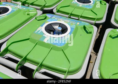 Contenitori per il riciclaggio di bottiglie in plastica nella città di Kennedy sull'isola di Hong Kong, Cina Foto Stock