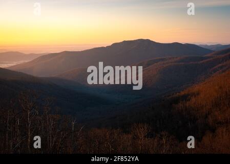 La luce del mattino riempie le valli intorno al monte Old Rag nel Parco Nazionale di Shenandoah. Foto Stock