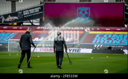 Londra, Regno Unito. 11 Apr 2021. I Groundsmen preparano il terreno prima della partita della Premier League tra West Ham United e Leicester City allo stadio di Londra, Queen Elizabeth Olympic Park, Londra, Inghilterra, il 11 aprile 2021. Foto di Phil Hutchinson. Solo per uso editoriale, è richiesta una licenza per uso commerciale. Nessun utilizzo nelle scommesse, nei giochi o nelle pubblicazioni di un singolo club/campionato/giocatore. Credit: UK Sports Pics Ltd/Alamy Live News Foto Stock