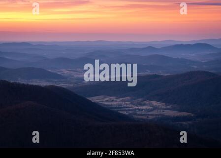 Guardando nelle valli agricole intorno al Parco Nazionale di Shenandoah durante un'alba invernale. Foto Stock
