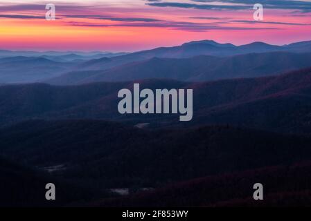 Colori rosa dell'alba durante una fredda mattinata nel Parco Nazionale di Shenandoah. Foto Stock
