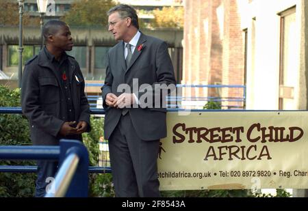 JOSSY SITOE UN EX BAMBINO DI STRADA DAL MOZAMBICO E ORA ARTISTA CHE VIVE A SOUTHPORT, PARLA CON HILARY BENN MP, SEGRETARIO DI STATO PER LO SVILUPPO INTERNAZIONALE, IN UN SEMINARIO SUL TEMA DEI BAMBINI DI AFRICAS' STREET, ORGANIZZATO DALLA CARITÀ, STREETCHILD AFRICA, AL BARBICAN DI LONDRA. 31/10/06 TOM PILSTON Foto Stock