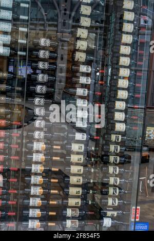 Niagara, Canada, marzo 2018 - visualizzazione delle bottiglie di vino viste attraverso la finestra di vetro dall'esterno del negozio di vini Foto Stock