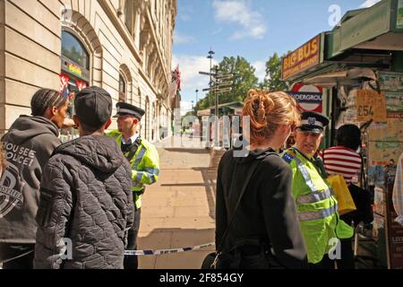 I servizi di emergenza chiudono Park Lane nel centro di Londra, mentre la polizia chiude la strada principale sul bordo di Hyde Park dopo aver segnalato un veicolo sospetto in un parcheggio sotterraneo. Questo incidente può essere collegato al precedente incidente, dove la polizia ha disinnescato un dispositivo esplosivo trovato all'inizio di venerdì in una macchina nella zona Piccadilly Circus di Londra. pic David Sandison Foto Stock