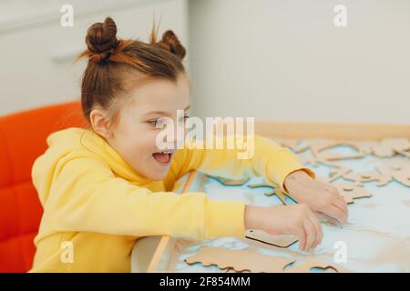 Bambina che gioca con il giocattolo a forma di sabbia. Formazione in età precoce. Psicologia cognitiva dei più piccoli Foto Stock