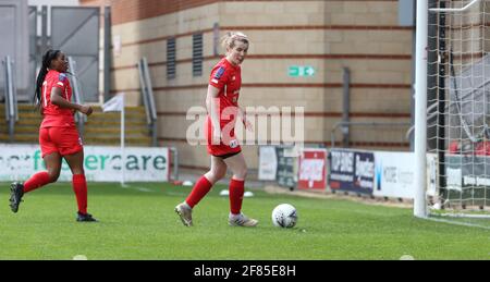 Londra, Regno Unito. 11 Apr 2021. LONDRA, INGHILTERRA - APRILE 11: Nvara Denny of Leyton Orient Score (Left) durante la Vitality Women's fa Cup terzo round tra Leyton Orient Women e Chichester & Selsey Ladies al Breyer Group Stadium, Brisbane Road, Londra UK il 11 aprile 2021 Credit: Action Foto Sport/Alamy Live News Foto Stock