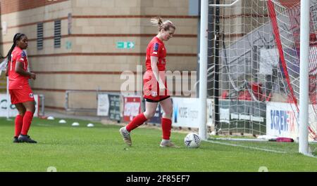 Londra, Regno Unito. 11 Apr 2021. LONDRA, INGHILTERRA - APRILE 11: Nvara Denny of Leyton Orient Score (Left) durante la Vitality Women's fa Cup terzo round tra Leyton Orient Women e Chichester & Selsey Ladies al Breyer Group Stadium, Brisbane Road, Londra UK il 11 aprile 2021 Credit: Action Foto Sport/Alamy Live News Foto Stock