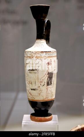 Lekythos con sfondo bianco. Ceramica greca (VI-V sec. BC). Pittore rosso. Museo Archeologico della Catalogna, Barcellona, Spagna. Foto Stock