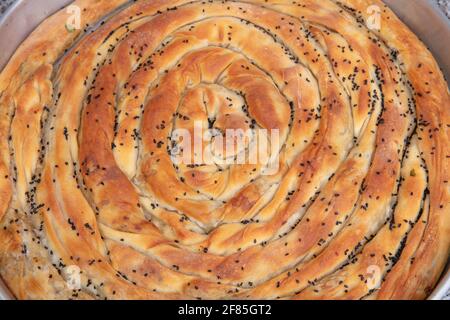 Borek bosniaco. Borek arrotolato fatto in casa, spinaci, patate e formaggio feta, cucina turca. Cultura Turca Ramadan e Eid-Adha vacanze catering preparat Foto Stock