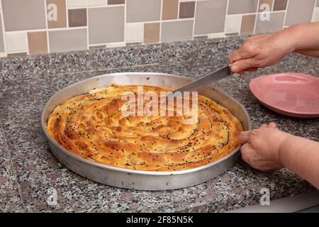 Borek bosniaco. Borek arrotolato fatto in casa, spinaci, patate e formaggio feta, cucina turca. Cultura Turca Ramadan e Eid-Adha vacanze catering preparat Foto Stock