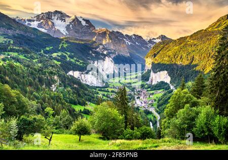 Vista sulla valle di Lauterbrunnen nelle Alpi svizzere Foto Stock