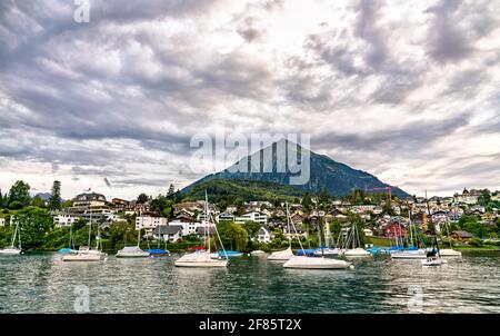 Niesen montagna in Oberland Bernese, Svizzera come visto da Spiez Foto Stock