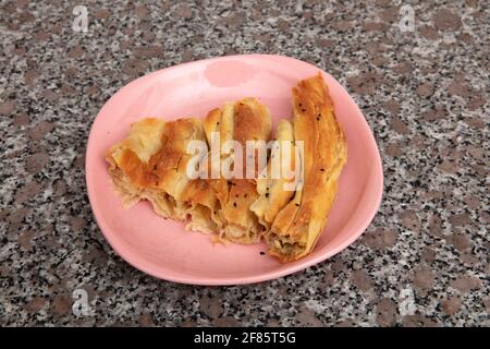 Borek bosniaco. Borek arrotolato fatto in casa, spinaci, patate e formaggio feta, cucina turca. Cultura Turca Ramadan e Eid-Adha vacanze catering preparat Foto Stock