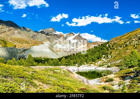 Lago Grunsee vicino a Zermatt in Svizzera Foto Stock