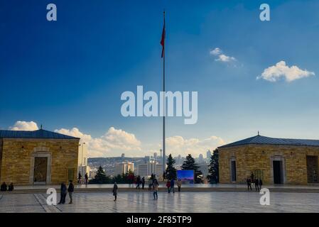 Il 10 novembre 2007, il 69° anniversario della morte di Atatürk, 546,620 persone, di cui 2,420 stranieri, hanno visitato Anıtkabir, stabilendo un saluto di tutti i tempi Foto Stock