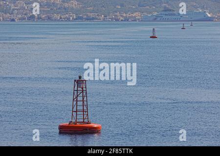 Boe rosse nelle acque di Igoumenitsa nel Mar Ionio Grecia Foto Stock