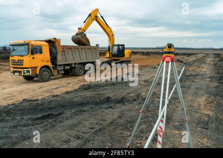 Geometra tacheometer attrezzature o teodolite esterni al sito in costruzione Foto Stock