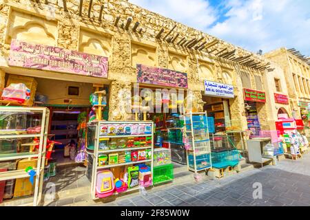 Doha, Qatar - 19 febbraio 2019: negozio di animali e gabbie lungo la strada pedonale all'interno del Souq Bird vicino a Souq Waqif, il vecchio mercato e il turista popolare Foto Stock