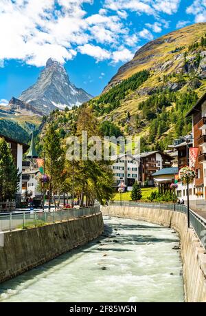 Il Cervino e il fiume Gornera a Zermatt in Svizzera Foto Stock