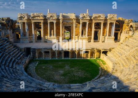 Il teatro di Hierapolis è ben conservato, soprattutto gli edifici scenici, splendidamente decorati con rilievi. Costruito intorno al 200 a.C., Foto Stock