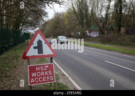 Wendover, Regno Unito. 9 aprile 2021. Il campo di resistenza attivo di Wendover, che è occupato da attivisti anti-HS2, è raffigurato di fronte ad un sito attraverso l'A413 dove gli alberi sono attualmente abbattuti per il collegamento ferroviario ad alta velocità HS2. Il lavoro di abbattimento degli alberi per il progetto si sta svolgendo in diversi luoghi tra Great Missenden e Wendover nell'AONB di Chilterns, compreso a Jones Hill Wood. Credit: Mark Kerrison/Alamy Live News Foto Stock