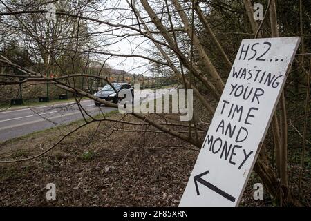 Wendover, Regno Unito. 9 aprile 2021. Un segno fuori dal campo di resistenza attivo di Wendover, che è occupato da attivisti opposti al collegamento ferroviario ad alta velocità di HS2, si riferisce ai lavori di abbattimento di albero che sono stati eseguiti da appaltatori di HS2 il 9 aprile 2021 a Wendover, Regno Unito. Il lavoro di abbattimento degli alberi per il progetto si sta svolgendo in diversi luoghi tra Great Missenden e Wendover nell'AONB di Chilterns, compreso a Jones Hill Wood. Credit: Mark Kerrison/Alamy Live News Foto Stock