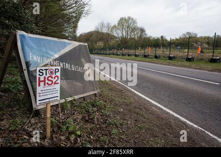 Wendover, Regno Unito. 9 aprile 2021. Segni che leggono 'disastro ambientale?' E 'Stop HS2' sono raffigurati di fronte ad un sito attualmente in via di eliminazione di alberi e vegetazione da parte di appaltatori HS2 il 9 aprile 2021 a Wendover, Regno Unito. Il lavoro di abbattimento degli alberi per il progetto si sta svolgendo in diversi luoghi tra Great Missenden e Wendover nell'AONB di Chilterns, compreso a Jones Hill Wood. Credit: Mark Kerrison/Alamy Live News Foto Stock