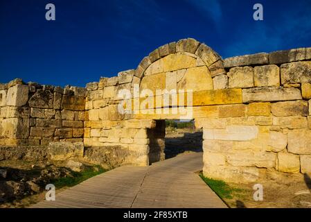 Hierapolis, il cui nome significa 'città macred', era creduto dagli antichi per essere stato fondato dal dio Apollo. Era famosa per la sua sacra acqua calda Foto Stock