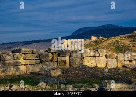 Hierapolis, il cui nome significa 'città macred', era creduto dagli antichi per essere stato fondato dal dio Apollo. Era famosa per la sua sacra acqua calda Foto Stock