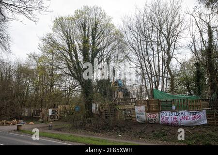 Wendover, Regno Unito. 9 aprile 2021. Il campo di resistenza attivo di Wendover, che è occupato da attivisti anti-HS2, è raffigurato di fronte ad un sito attraverso l'A413 dove gli alberi sono attualmente abbattuti per il collegamento ferroviario ad alta velocità HS2. Il lavoro di abbattimento degli alberi per il progetto si sta svolgendo in diversi luoghi tra Great Missenden e Wendover nell'AONB di Chilterns, compreso a Jones Hill Wood. Credit: Mark Kerrison/Alamy Live News Foto Stock