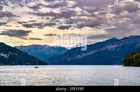 Tramonto sul lago di Thun in Svizzera Foto Stock