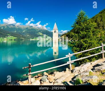 Campanile sommerso di Curon sul Lago di Reschen in Alto Adige, Italia Foto Stock