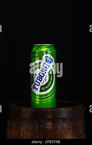 BUCAREST, ROMANIA - 29 marzo 2021: Lattina di birra Tuborg su barile di birra con sfondo scuro. Foto editoriale illustrativa Bucarest, Romania, 2021 Foto Stock