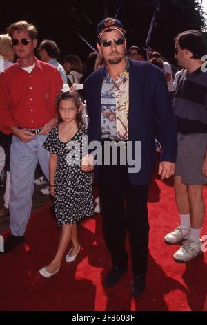 Charlie Sheen e la figlia Cassandra Jade Estevez partecipano alla prima mondiale di "The Mighty Ducks" il 20 settembre 1992 all'Avco Center Theatre di Westwood, California. Credito: Ralph Dominguez/MediaPunch Foto Stock